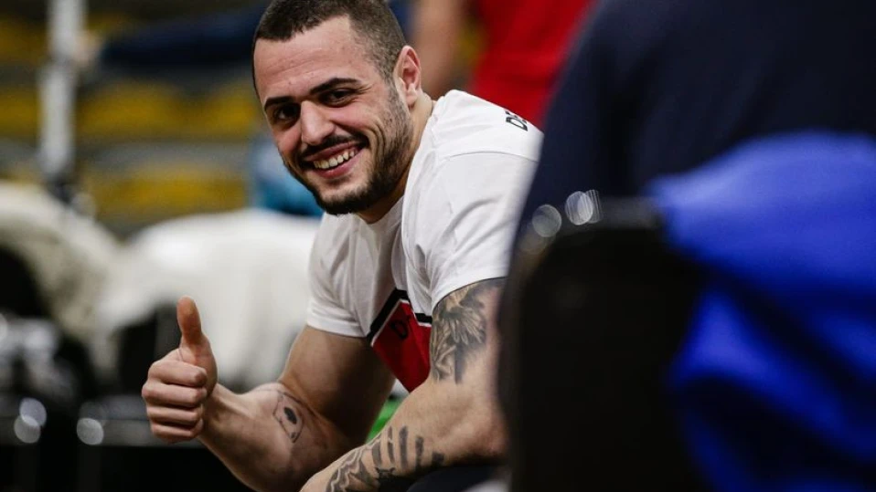 Карлос Насар вдига за историята на световното днес