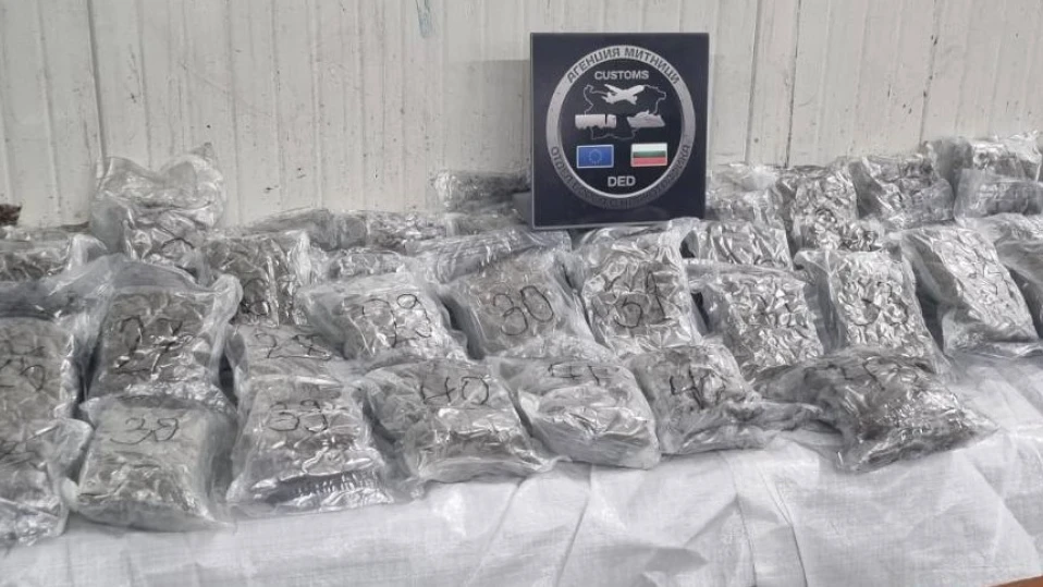 Откриха над 24 кг марихуана за близо 400 000 лв. в тайници на леки автомобили на "Капитан Андреево" (ВИДЕО)