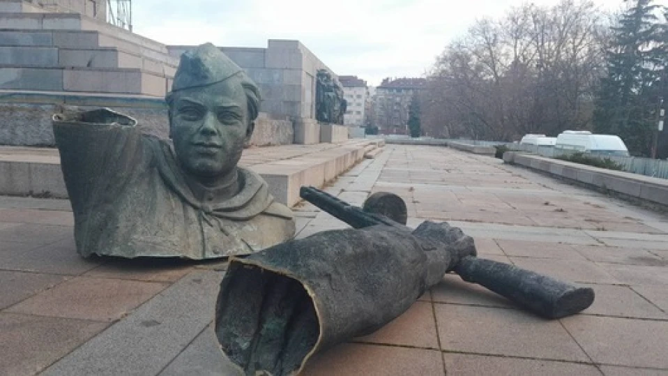 Една година по-късно: Протестиращи искат връщането на Паметника на Съветската армия