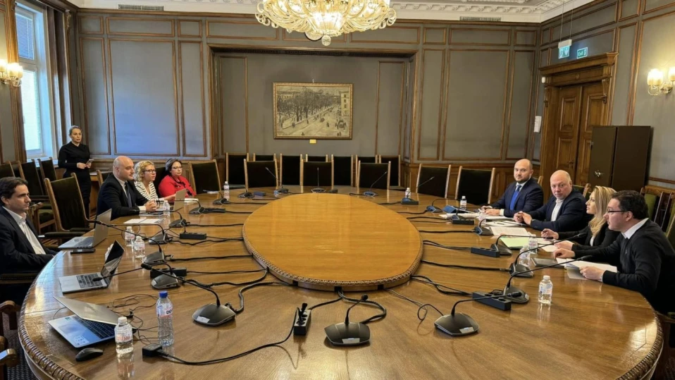 Преговорите за правителство продължават: Ето какво обсъдиха ГЕРБ и "Демократична България" днес