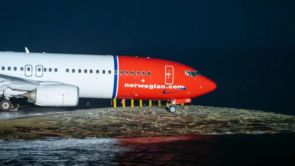 Самолет със 170 пътници излезе от пистата и спря на метри от морето
