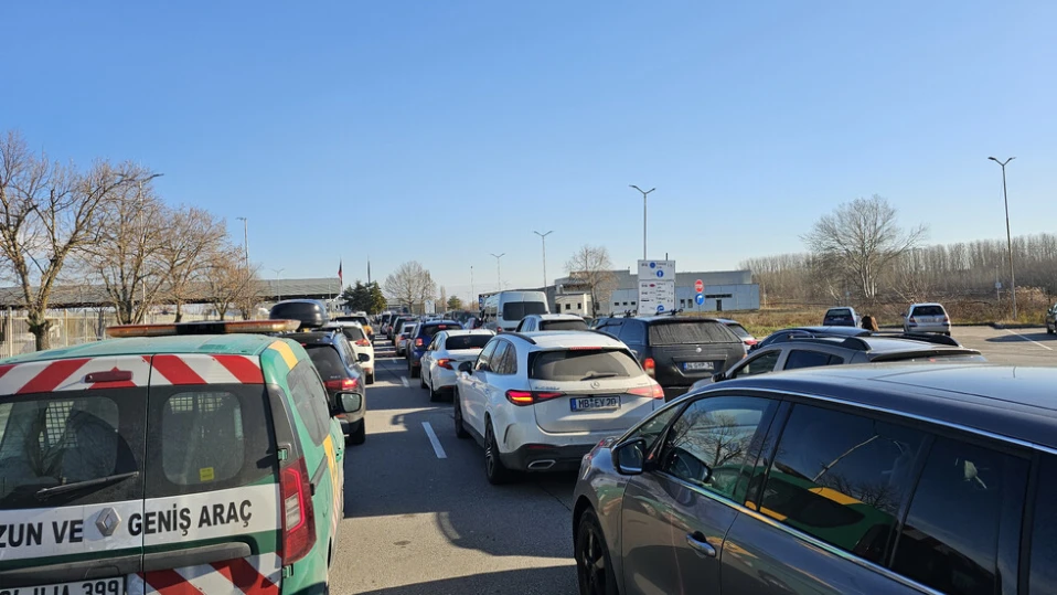 Километрични колони от тирове и леки коли на границата с Турция