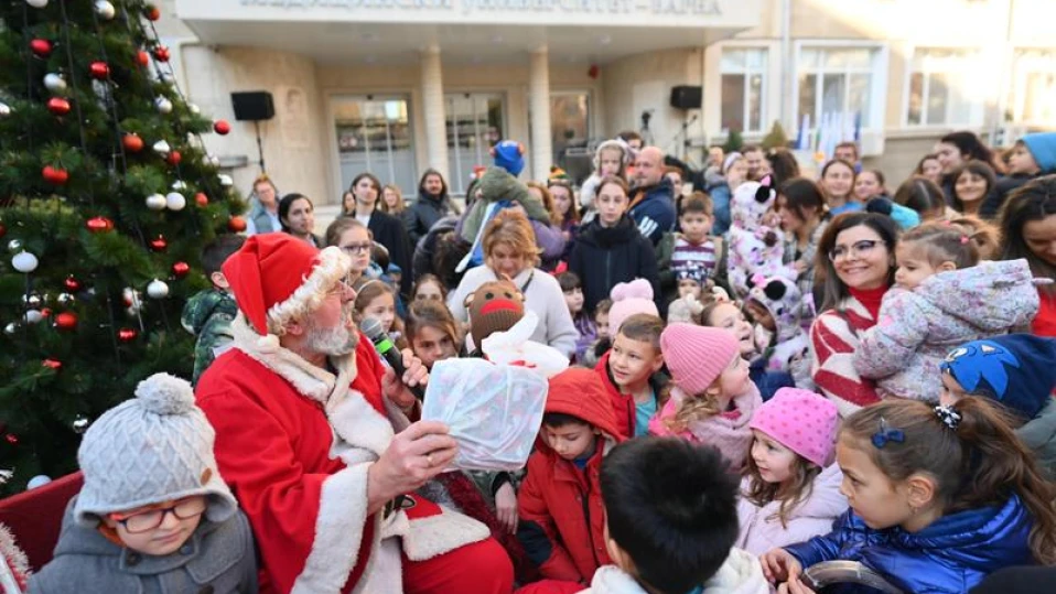 Дядо Коледа раздаде подаръци в Медицински университет - Варна