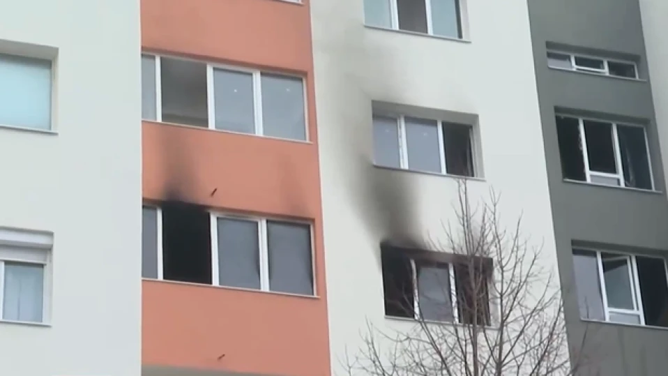 Пожар гори в блок в столичен квартал