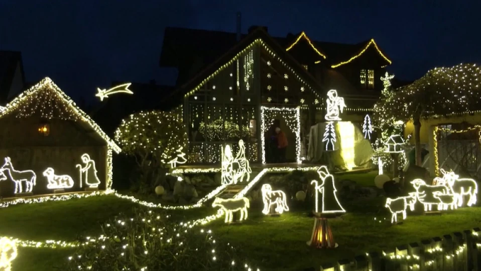 Атракция на Коледа: Германец украси дома си с 45 000 коледни лампички