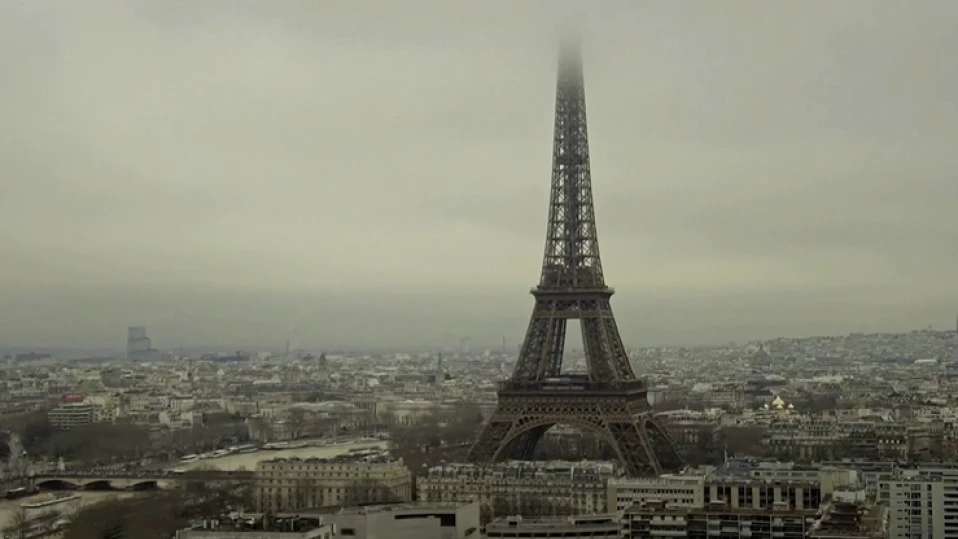 Евакуираха посетителите на Айфеловата кула