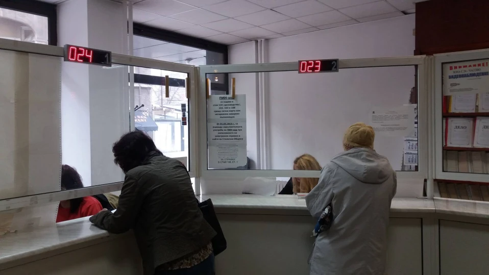 По празниците: Възстановяваме здравен статус само на гише