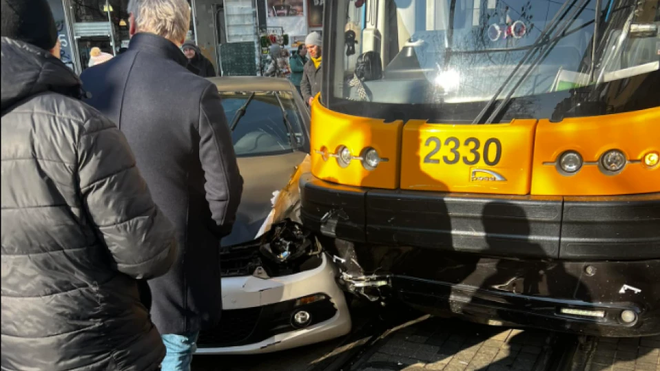 Трамвай блъсна лека кола в центъра на София