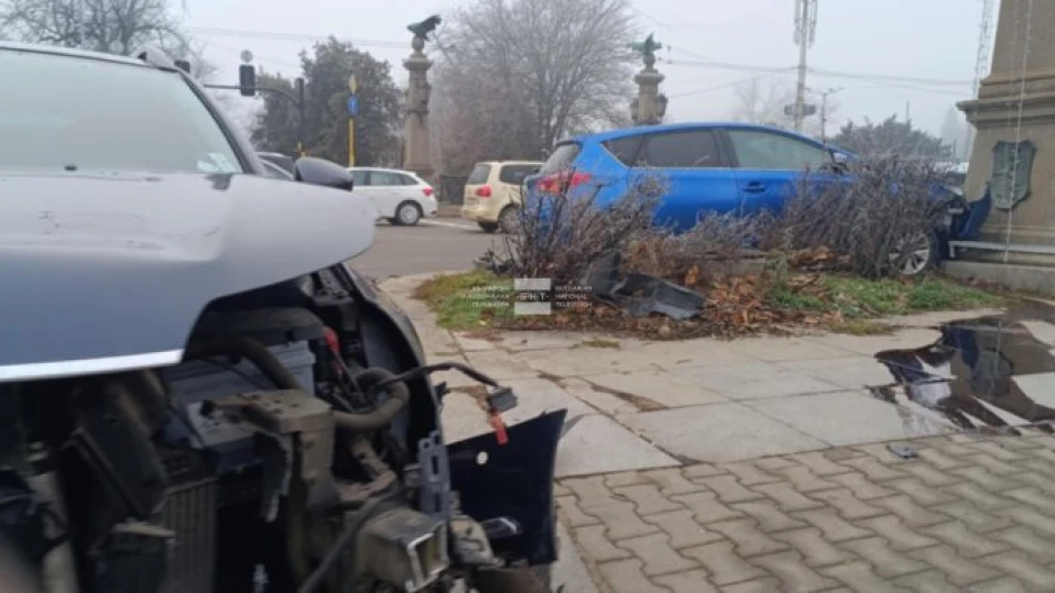 Кола се вряза в една от колоните на Орлов мост (ВИДЕО)