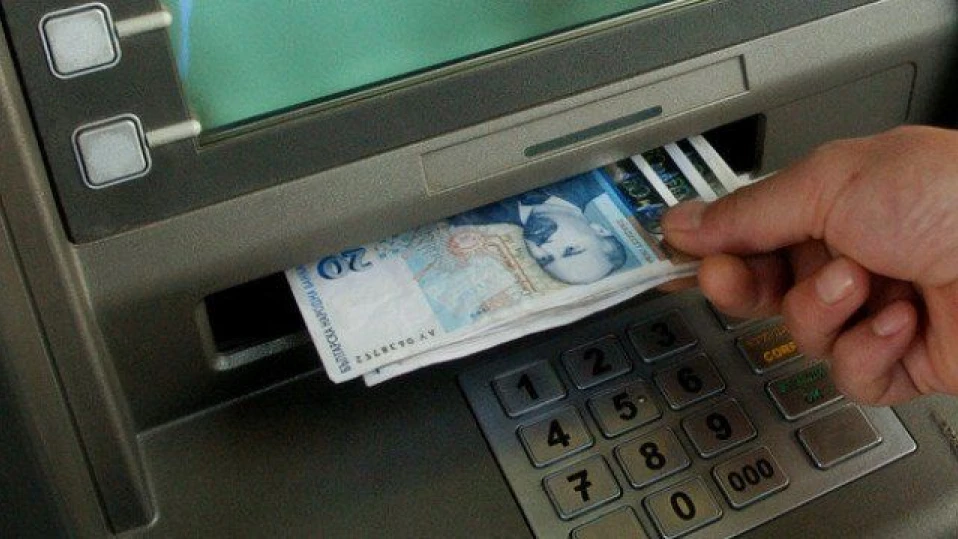 Минималната заплата вече е 1077 лв.