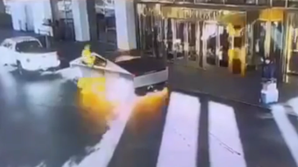 Един човек загина, след като електрически пикап „Тесла“ се запали и експлодира пред хотела на Тръмп в Лас Вегас (ВИДЕО)