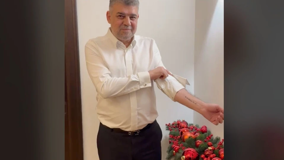 Румънският премиер Чолаку обеща, че ще си татуира "ДДС не се увеличава!", и наистина го направи (ВИДЕО)