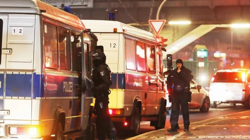 Двама полицаи са ранени при взрив в Берлин