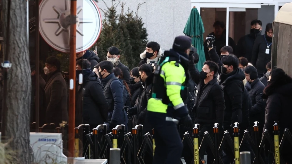 Охраната на сваления южнокорейски президент не позволи той да бъде арестуван
