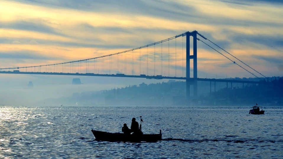 Затвориха Босфора, издирват брат и сестра, паднали в морето
