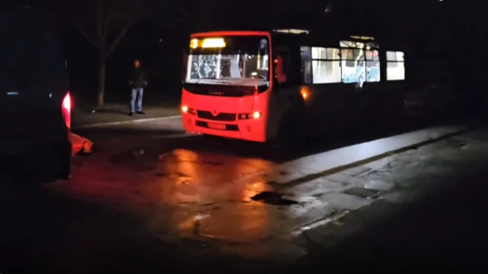 Руски дрон атакува автобус с пътници в Херсон