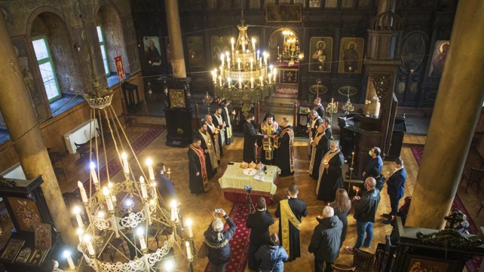 Откраднаха пари от кутия за дарения в манастир