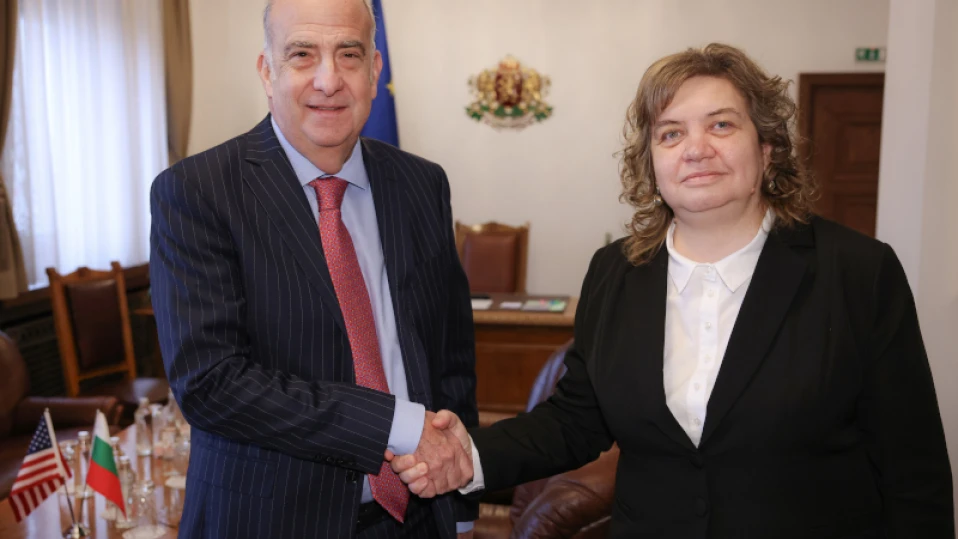 Наталия Киселова разговаря с Кенет Мертен: Искрено съчувстваме на стотиците хиляди граждани, засегнати от пожарите