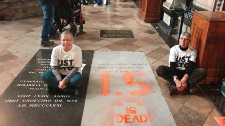 Екоактивисти изрисуваха със спрей гроба на Чарлз Дарвин