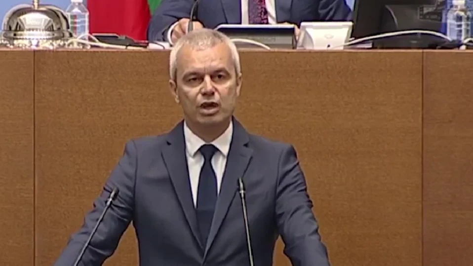 Правителството стартира с две политически погребения, заяви Костадин Костадинов