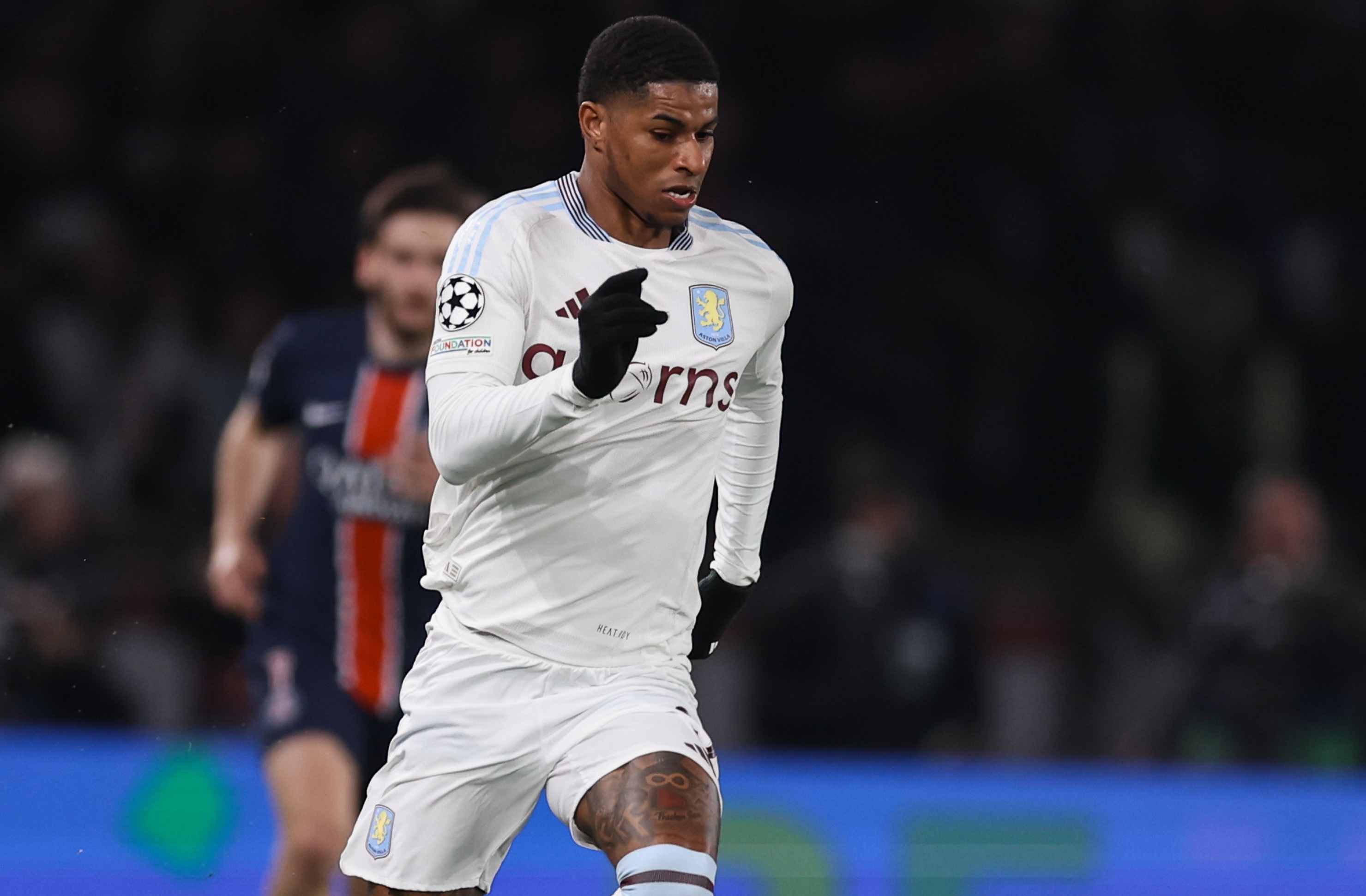 Тежки критики търпят Астън Вила за представянето си в Париж