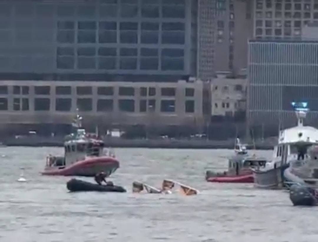 Шестима души са загинали сред тях три децаТуристически хеликоптер падна