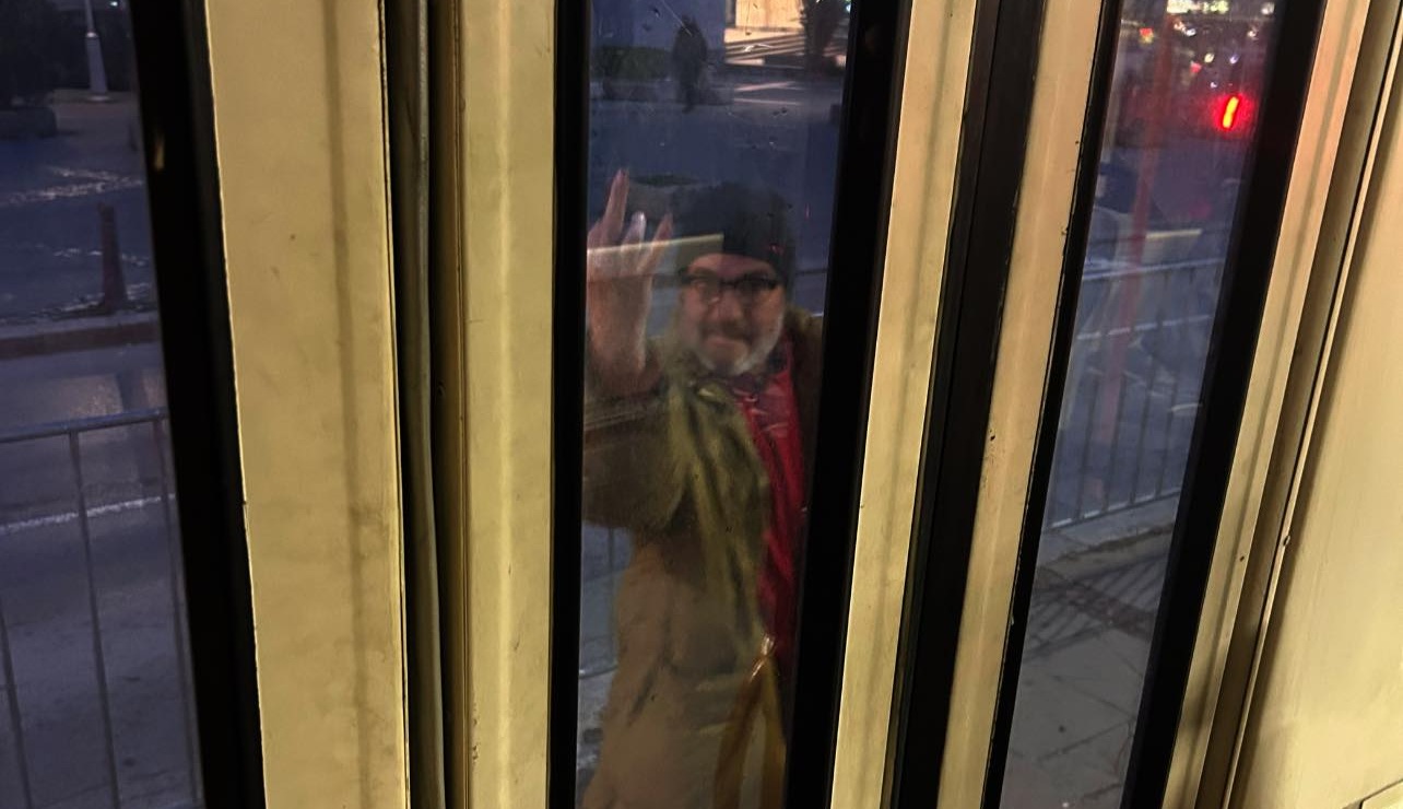 Непознат мъж агресира с нож на ватман в София съобщи