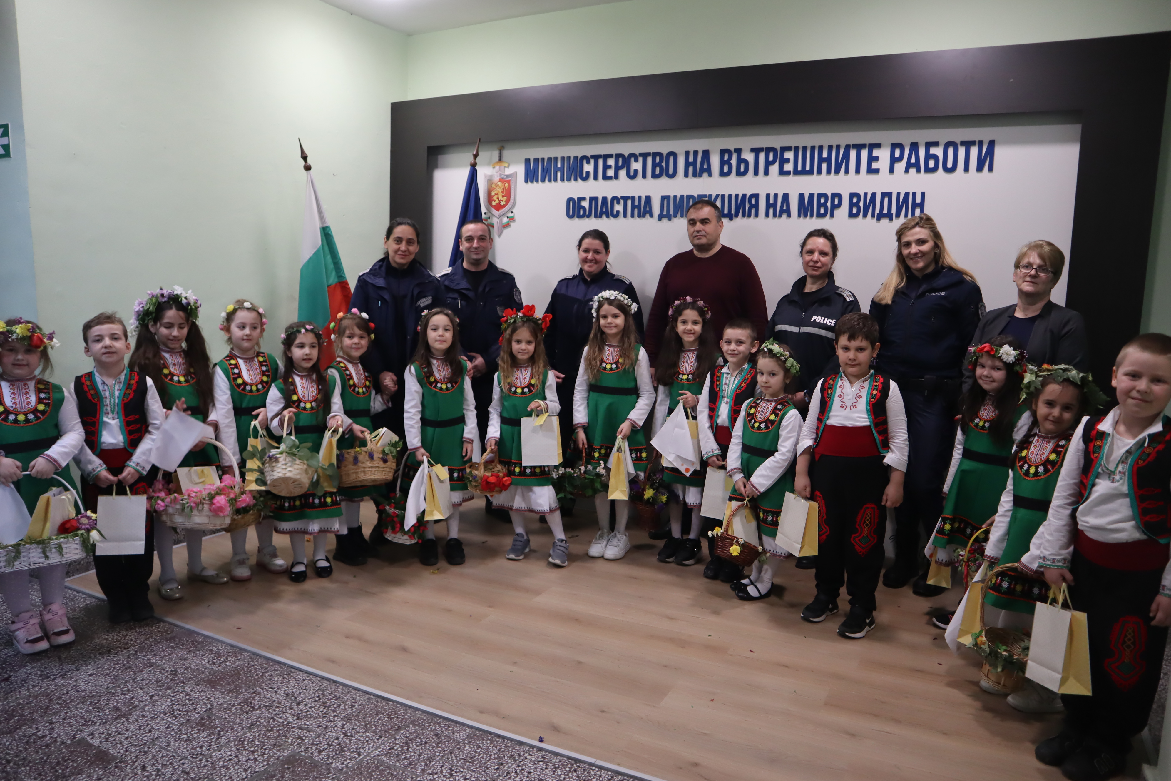 Пременени в народни носии закичени с венчета и с кошнички