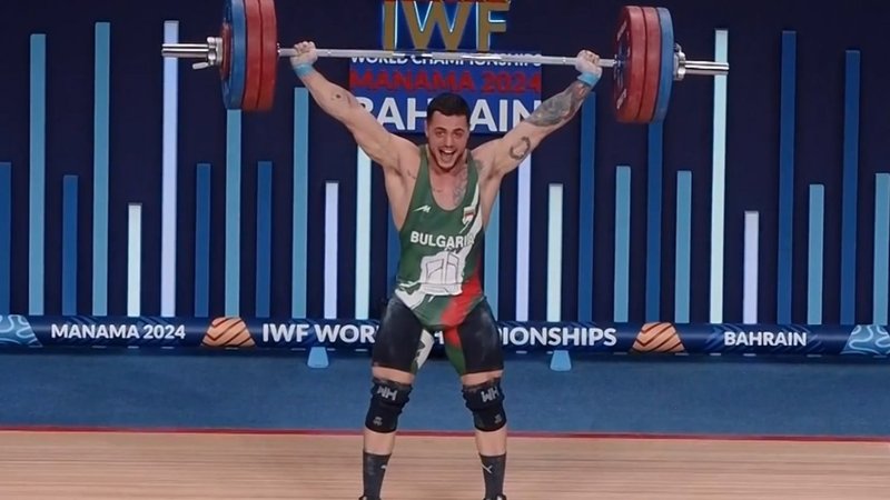 Световният рекордьор в категория до 89 килограма при мъжете Карлос