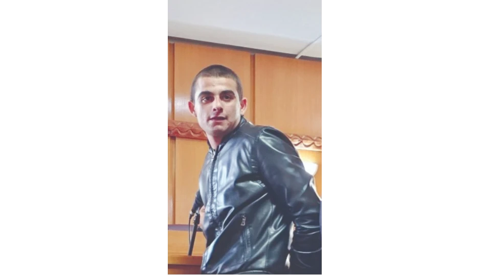 Наказание след бой до смъртТвърди че полицаи го заплашили18 годишният Стойко