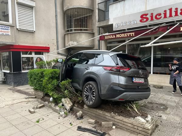 Джип премина през ограждения качи се на тротоара и се