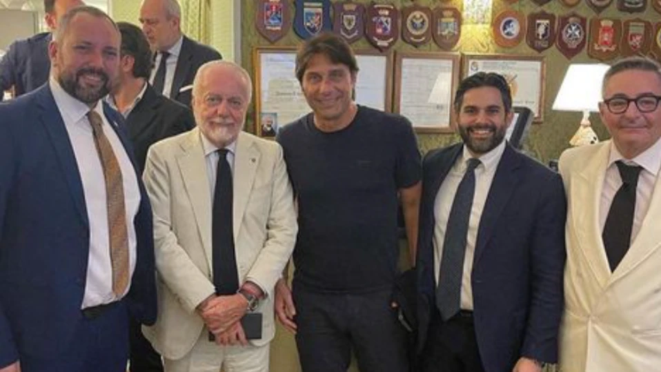 Антонио Конте ще продължи да води Наполи и през следващия