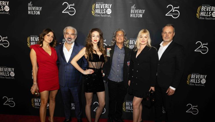 Деси Тенекеджиева събра погледите с куче роботАмериканският актьор Мики Рурк