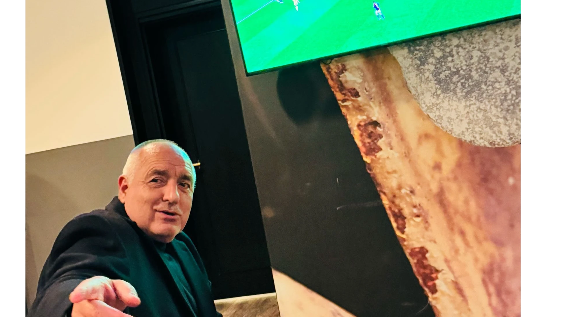 Бойко Борисов лидерът на ГЕРБ получи уникална фланелка с автографи