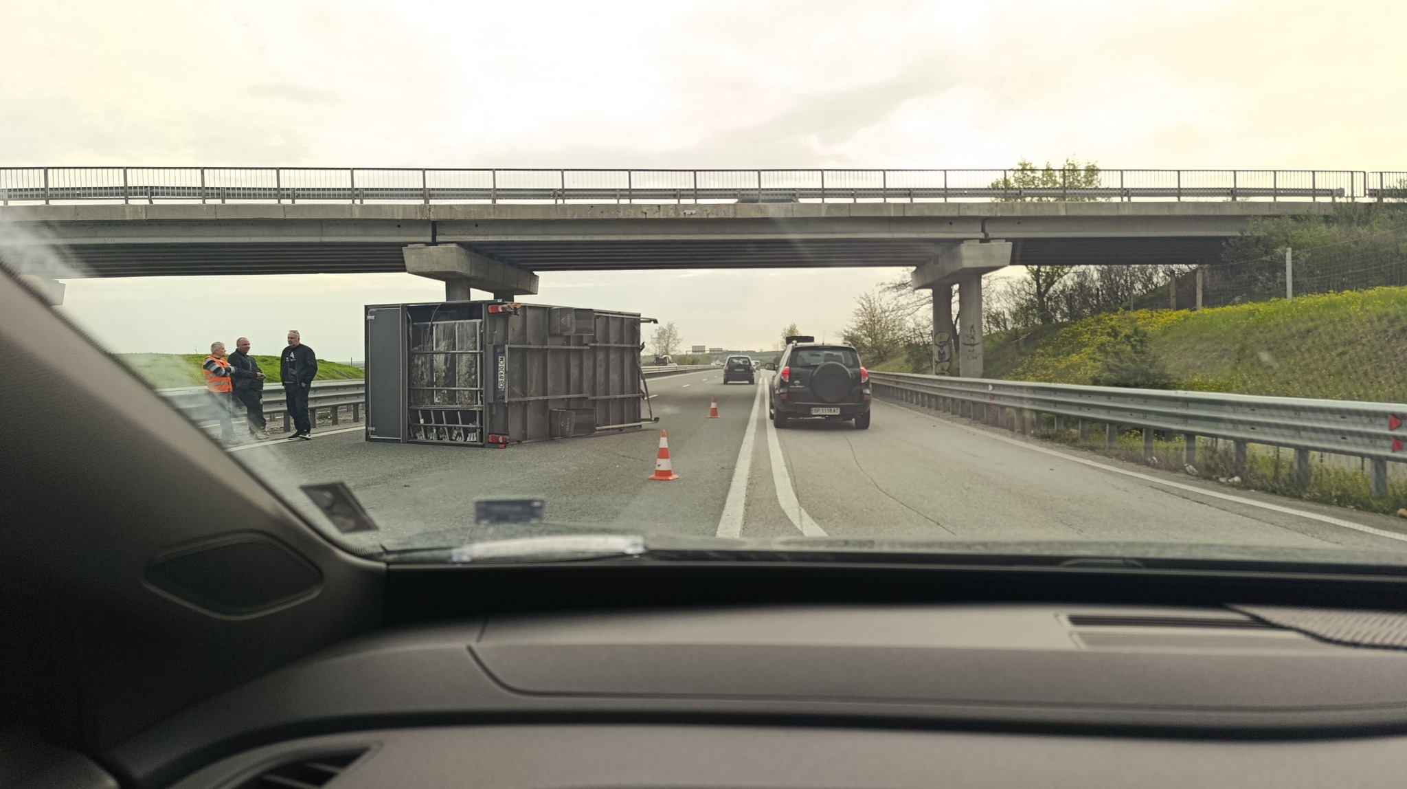 Камион се обърна на магистрала Тракия в посока Бургас и