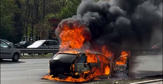 Кола изгоря на бул Цариградско шосе в столицата между 4 ти