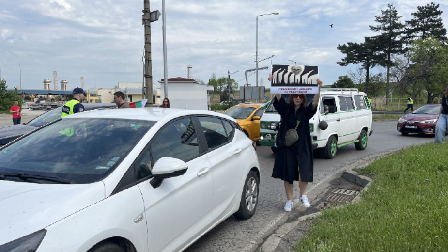 Протест под мотото Да защитим децата си се провежда в