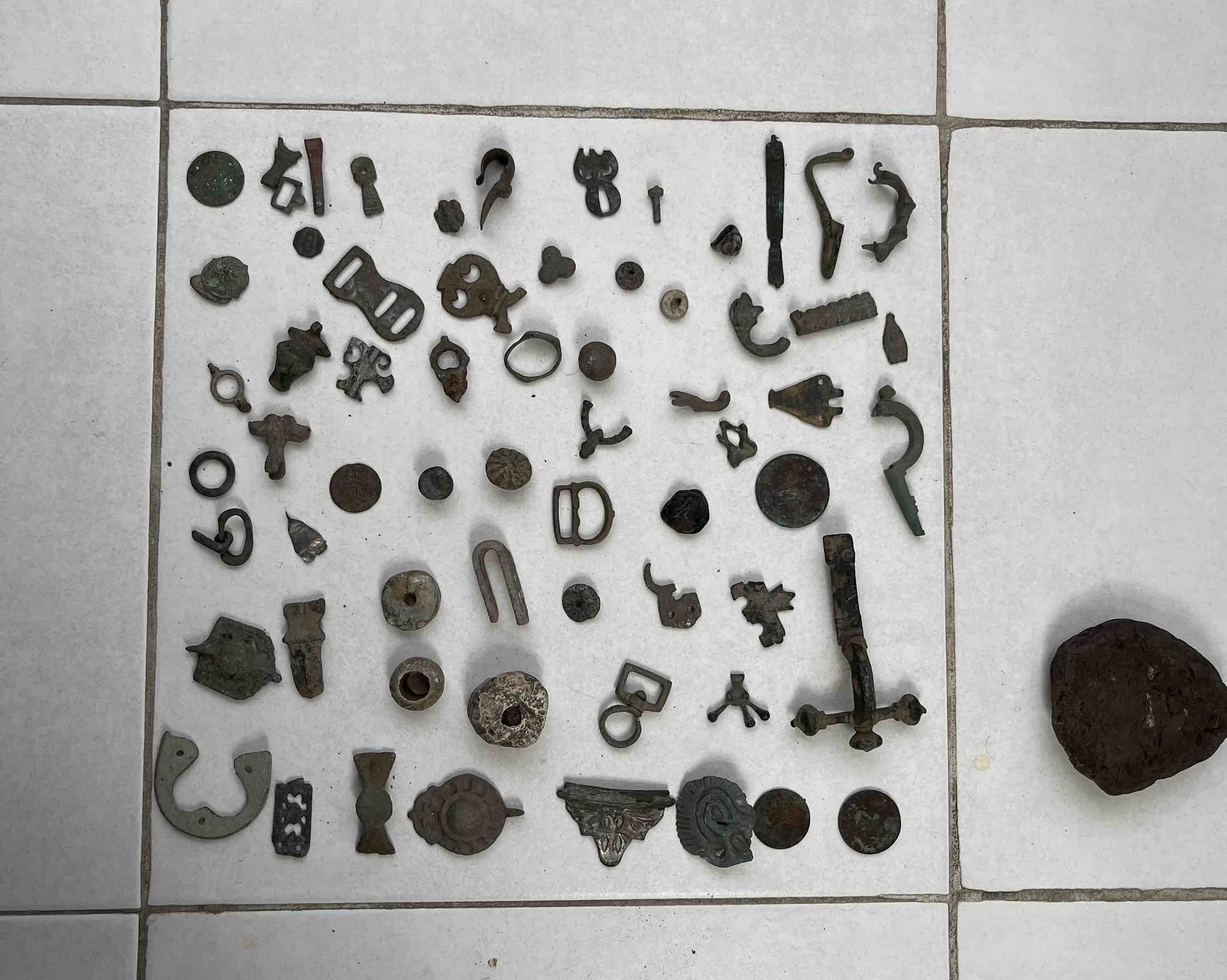 Трима мъже са задържани за държане на археологически обекти и