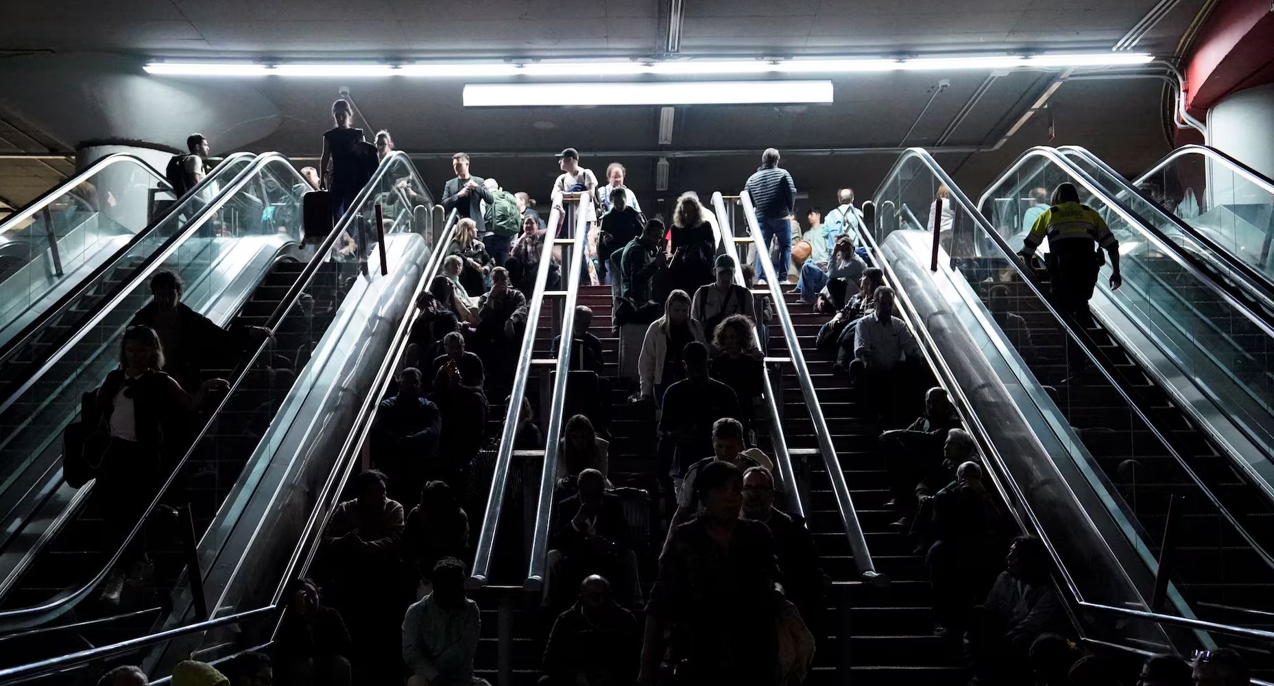 Пуснаха отново ВЕЦ ове за да спасяват положениетоСолари и вятърни перки