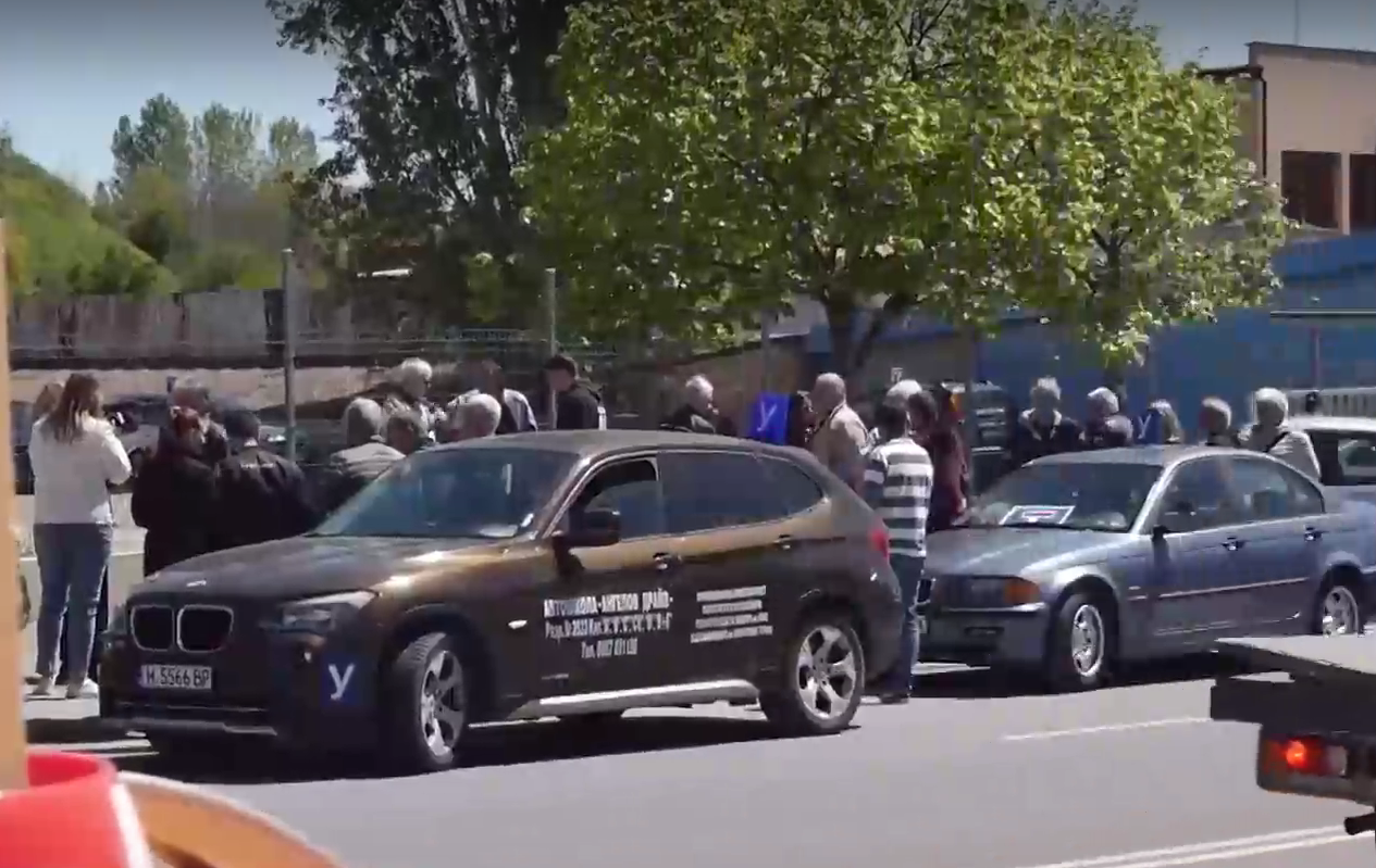 Автоинструктори в Шумен излязоха на протест Причината е недостатъчен брой