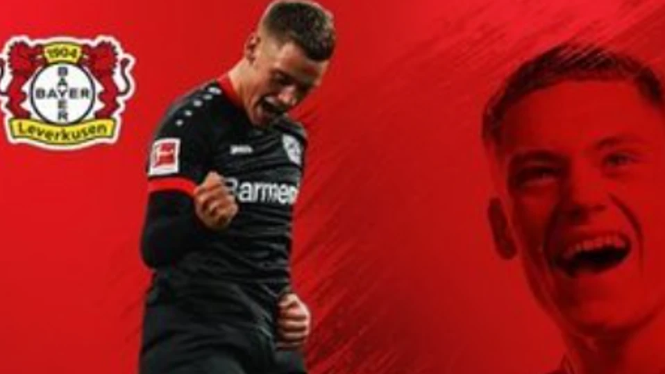 Представителите на Байерн и играчът на Байер Л Флориан Вирц