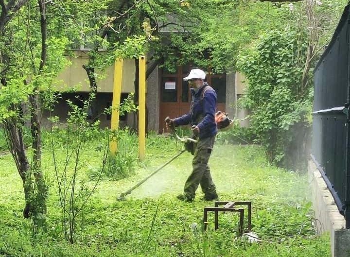 Около 45 екипа в момента косят зелените пространства в цяла