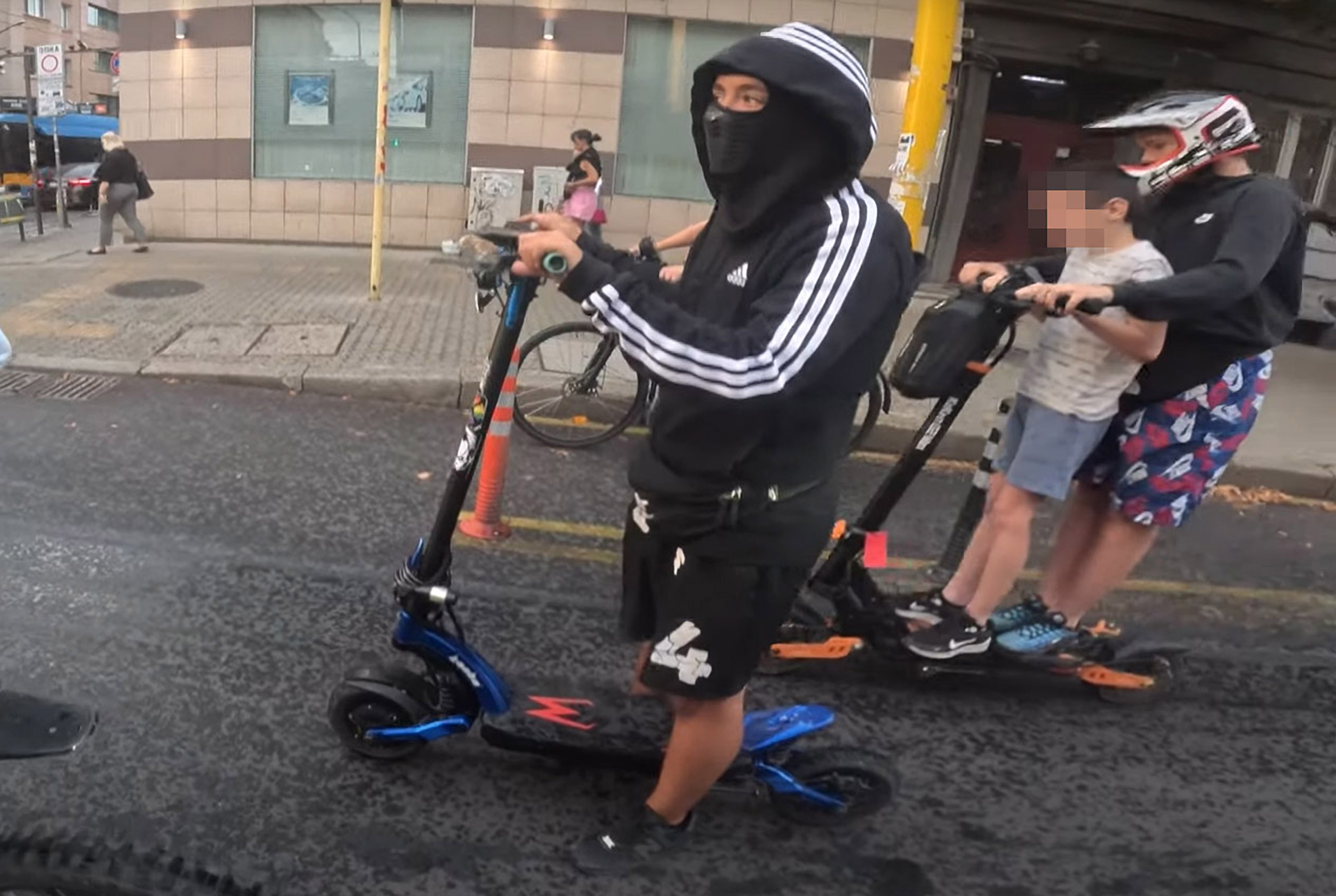 Групички от 14 15 годишни правят гонки снимат се да карат на