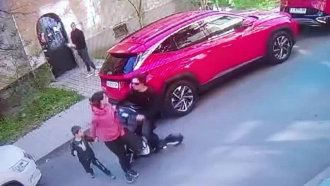 Тийнейджър с електрическа тротинетка помете майка и дете в Бургас