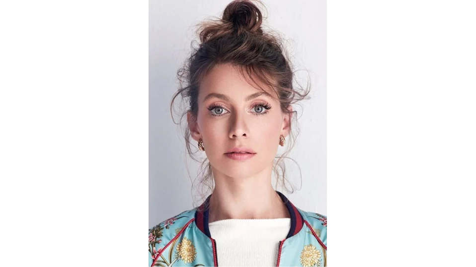 Известната актриса и телевизионна водеща Туба Юнсал сякаш разцъфтя греейки