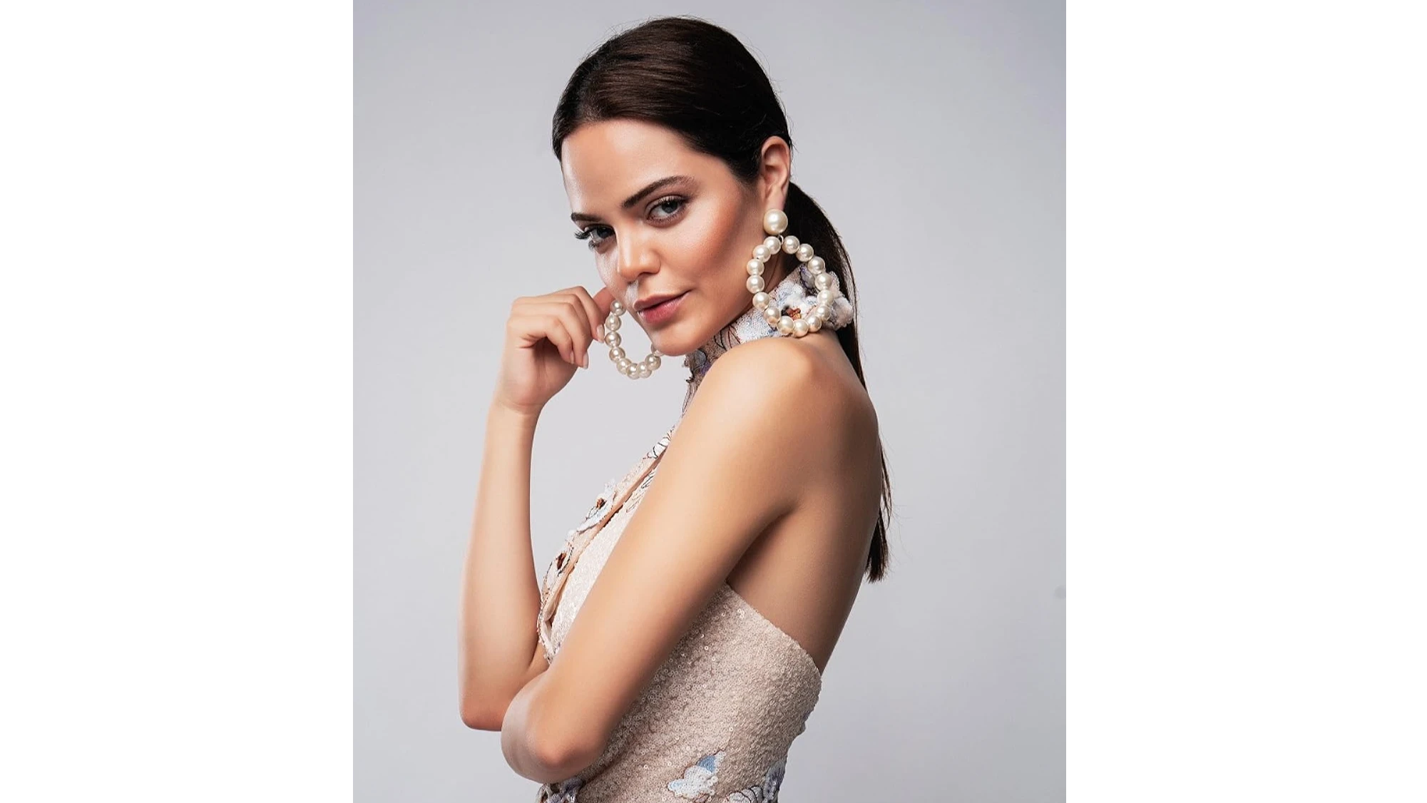 Турската актриса е запалена по нумерологиятаХилал Алтънбилек е актриса чийто