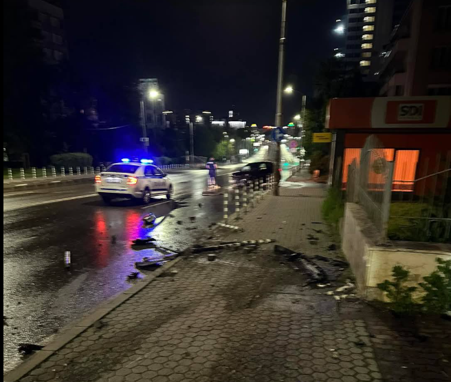 Шофьор помете с колата си колчета на булевард Черни връх