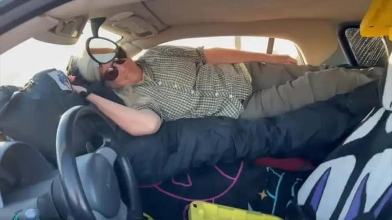 Американка на пенсионна възраст живее в двуместен автомобил Smart защото