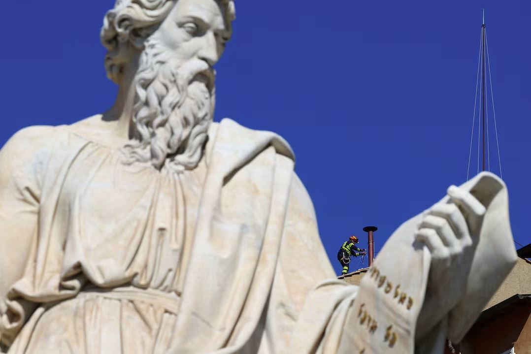 Пожарникари монтираха днес комина на Сикстинската капела във Ватикана от