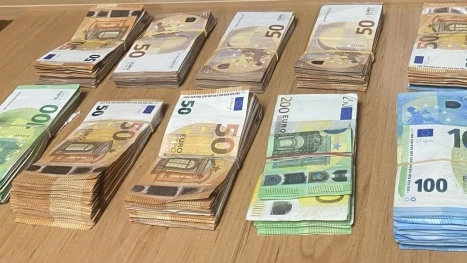 Митничари намериха скрита валута за близо 120 000 лева в леглото на шофьор